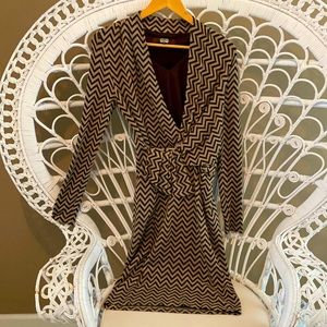 0 Eva Franco long sleeved taupe brown & gold lined knit chevron v neck dress